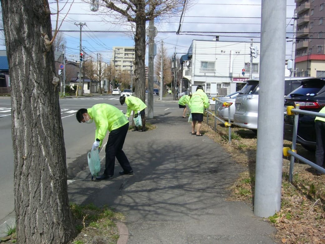 会社周辺の清掃活動